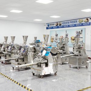 寬(kuān)敞明亮的機(jī)器展廳